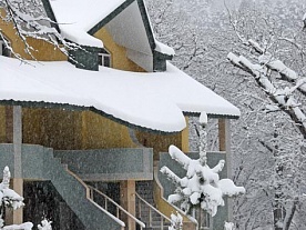 Бывает заметает по самую крышу | Снега в Цахкадзоре зимой хватает